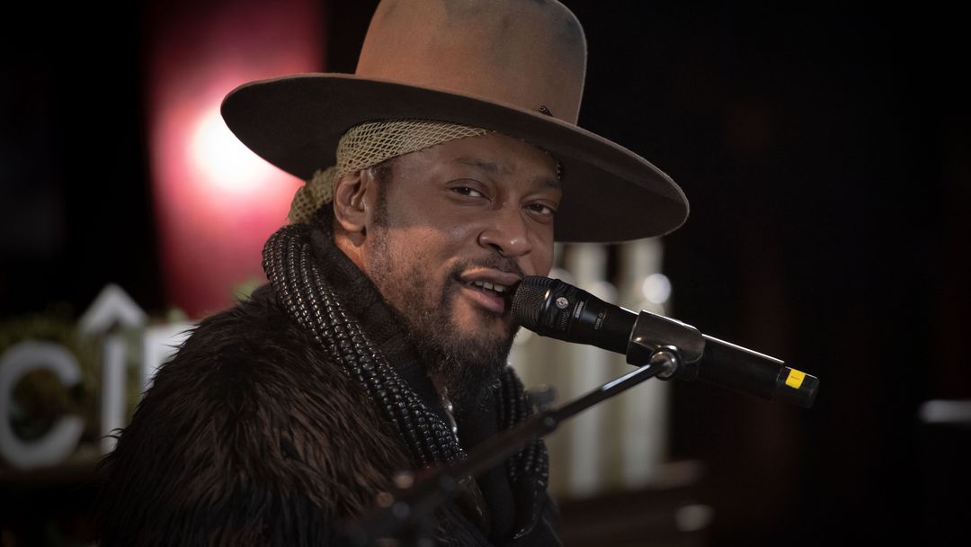 D’Angelo, Groundbreaking R&B Artist, Dies at 51